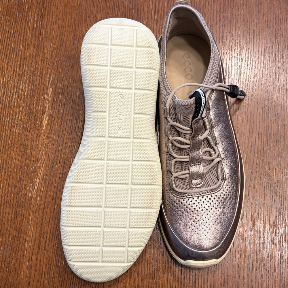 Ecco NWOT women sz 40 Shiny gold Sneakers - Picture 4 of 9